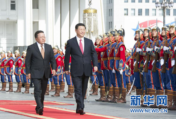 8月21日，國家主席習(xí)近平在烏蘭巴托同蒙古國總統(tǒng)額勒貝格道爾吉舉行會(huì)談。會(huì)談前，額勒貝格道爾吉在國家宮前廣場為習(xí)近平舉行隆重歡迎儀式。新華社記者 黃敬文 攝