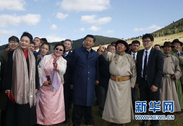 8月22日，國家主席習(xí)近平在蒙古國總統(tǒng)額勒貝格道爾吉陪同下前往烏蘭巴托市郊觀看那達(dá)慕。這是習(xí)近平和夫人彭麗媛同額勒貝格道爾吉夫婦觀看表演。新華社記者 鞠鵬 攝