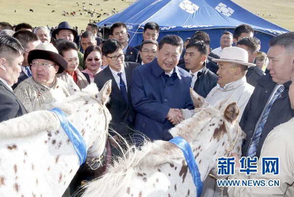 8月22日，國家主席習(xí)近平在蒙古國總統(tǒng)額勒貝格道爾吉陪同下前往烏蘭巴托市郊觀看那達(dá)慕。額勒貝格道爾吉向習(xí)近平夫婦贈(zèng)送兩匹蒙古馬。習(xí)近平為兩匹馬分別取名阿爾泰和克魯倫，寓意中蒙兩國山水相連、睦鄰友好。新華社記者 鞠鵬 攝