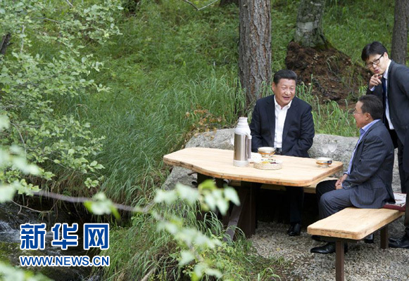 8月22日，國家主席習(xí)近平同蒙古國總統(tǒng)額勒貝格道爾吉在烏蘭巴托市郊的總統(tǒng)官邸再次會晤。這是習(xí)近平同額勒貝格道爾吉會晤后在溪畔飲茶。新華社記者 黃敬文 攝