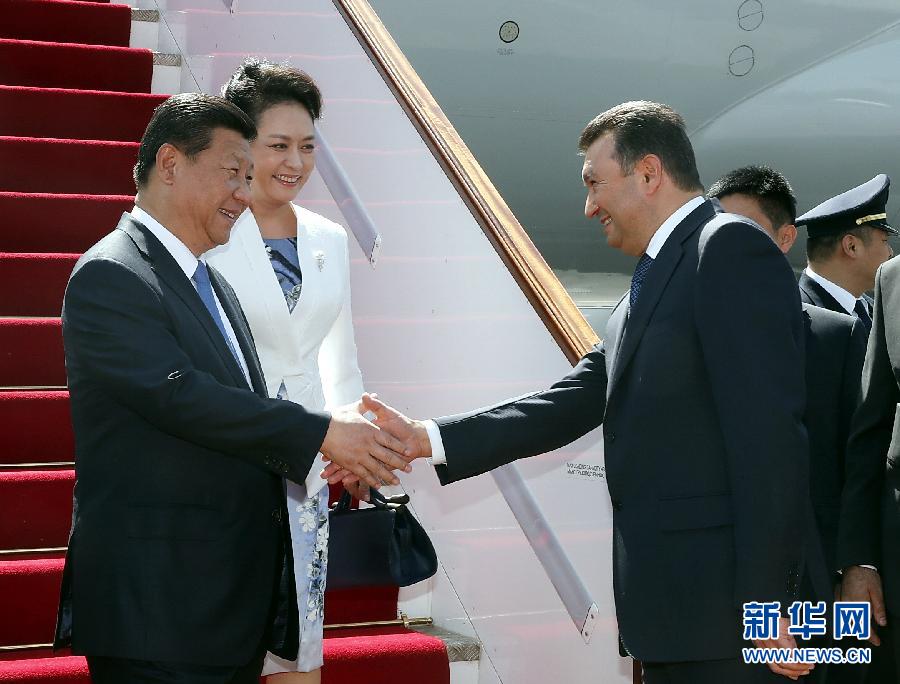 9月11日，國(guó)家主席習(xí)近平抵達(dá)杜尚別，應(yīng)塔吉克斯坦總統(tǒng)拉赫蒙邀請(qǐng)，出席上海合作組織成員國(guó)元首理事會(huì)第十四次會(huì)議并對(duì)塔吉克斯坦進(jìn)行國(guó)事訪問(wèn)。習(xí)近平和夫人彭麗媛在機(jī)場(chǎng)受到塔吉克斯坦總理拉蘇爾佐達(dá)等熱情迎接。新華社記者 鞠鵬 攝 