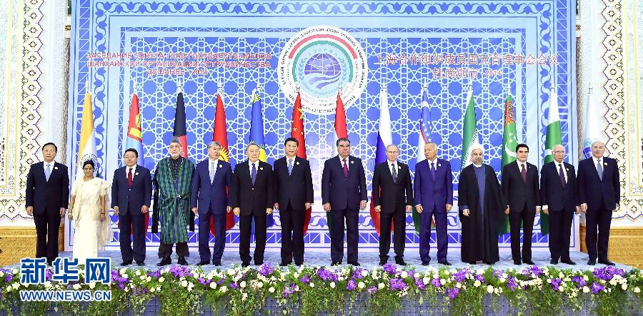 9月12日，上海合作組織成員國元首理事會第十四次會議在塔吉克斯坦首都杜尚別舉行。國家主席習(xí)近平出席會議并發(fā)表重要講話。這是與會成員國元首、觀察員國領(lǐng)導(dǎo)人或代表、主席國客人以及有關(guān)國際和地區(qū)組織代表集體合影。新華社記者李濤攝 