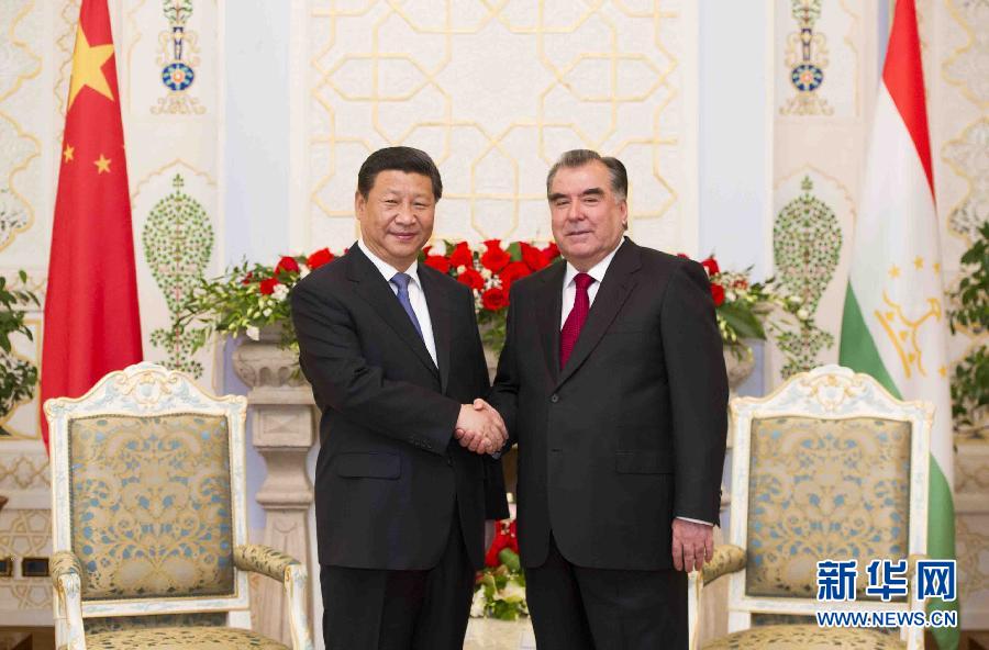 9月13日，國家主席習(xí)近平在杜尚別同塔吉克斯坦總統(tǒng)拉赫蒙舉行會(huì)談。 新華社記者黃敬文攝 