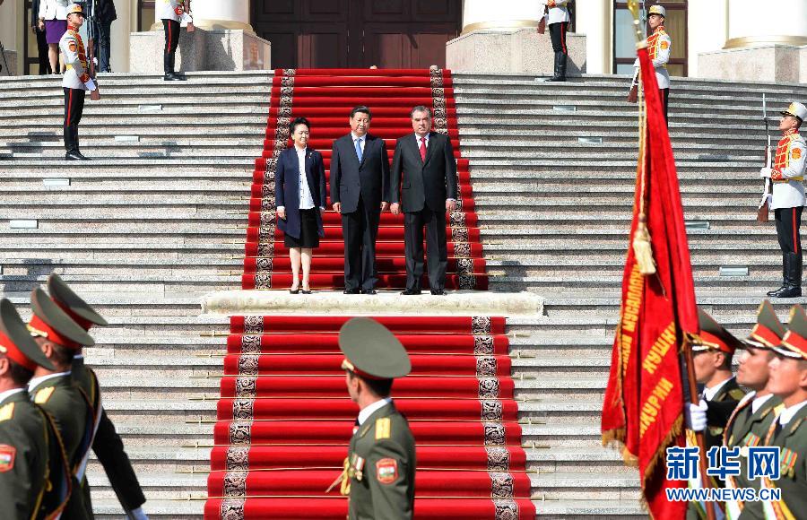 9月13日，國(guó)家主席習(xí)近平在杜尚別同塔吉克斯坦總統(tǒng)拉赫蒙舉行會(huì)談。會(huì)談前，拉赫蒙在民族宮前廣場(chǎng)為習(xí)近平舉行隆重的歡迎儀式。新華社記者馬占成攝 