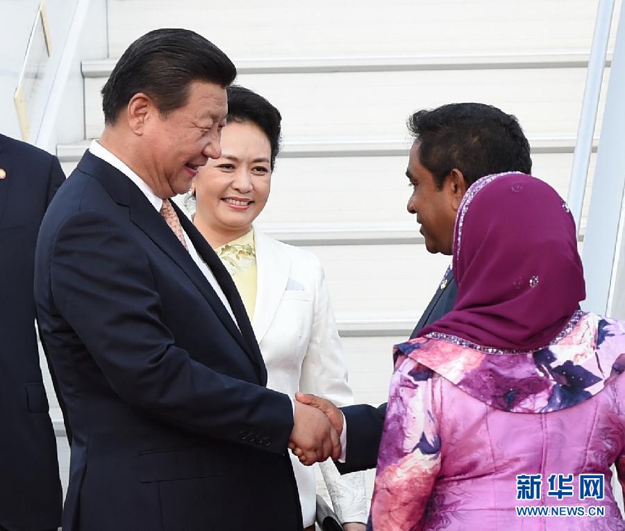 9月14日，國家主席習(xí)近平抵達(dá)馬累，開始對馬爾代夫進(jìn)行國事訪問。習(xí)近平和夫人彭麗媛在機(jī)場受到馬爾代夫總統(tǒng)亞明夫婦的熱情迎接。 新華社記者 馬占成 攝