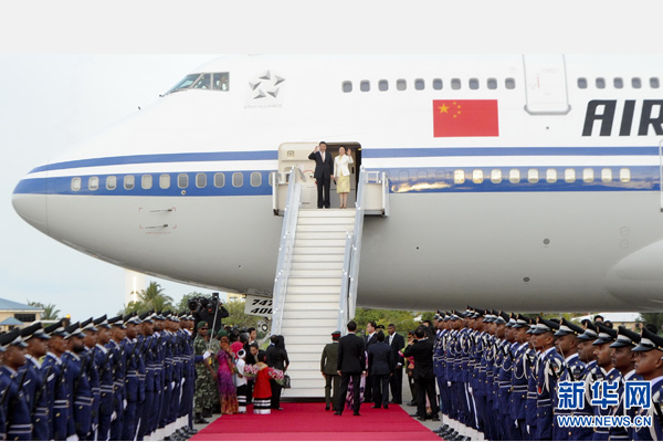 9月14日，國家主席習(xí)近平抵達(dá)馬累，開始對馬爾代夫進(jìn)行國事訪問。習(xí)近平和夫人彭麗媛在機(jī)場受到馬爾代夫總統(tǒng)亞明夫婦的熱情迎接。 新華社記者 張鐸 攝
