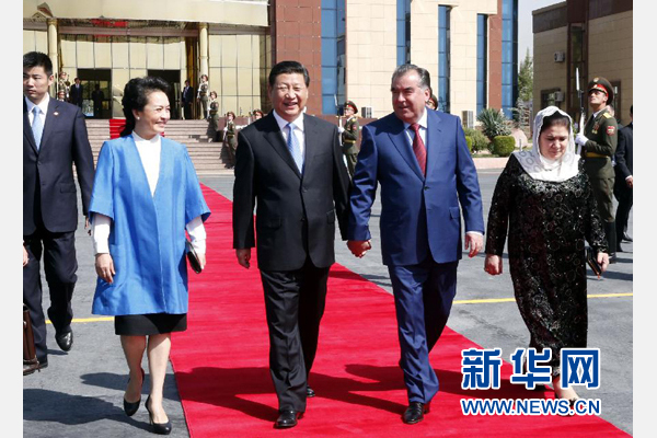 9月14日，國家主席習(xí)近平結(jié)束對塔吉克斯坦的國事訪問，乘坐專機離開杜尚別。拉赫蒙總統(tǒng)夫婦專程到機場為習(xí)近平和夫人彭麗媛送行。新華社記者 鞠鵬 攝 