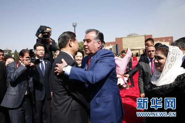 9月14日，國家主席習(xí)近平結(jié)束對塔吉克斯坦的國事訪問，乘坐專機離開杜尚別。拉赫蒙總統(tǒng)夫婦專程到機場為習(xí)近平和夫人彭麗媛送行。新華社記者 鞠鵬 攝 