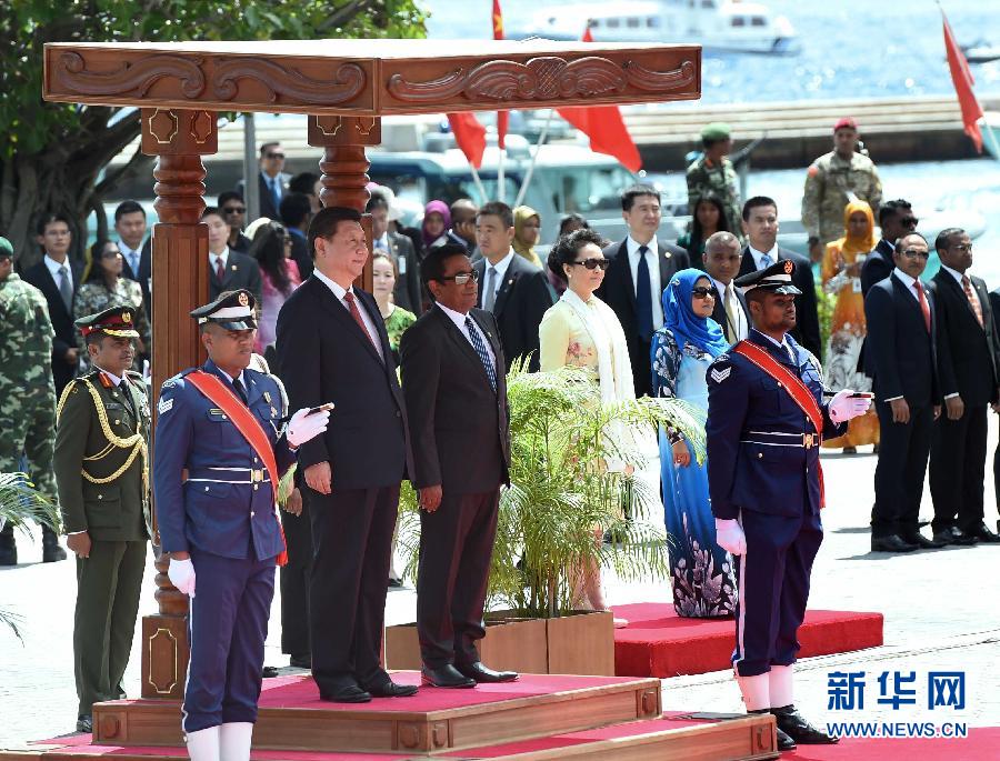 9月15日，國(guó)家主席習(xí)近平同馬爾代夫總統(tǒng)亞明在馬累舉行會(huì)談。會(huì)談前，亞明在共和國(guó)廣場(chǎng)為習(xí)近平舉行歡迎儀式。 新華社記者 馬占成 攝