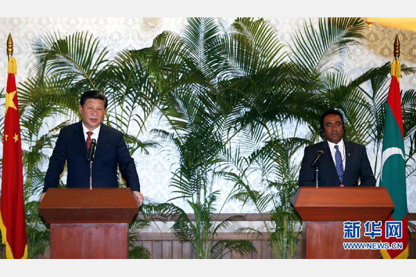 9月15日，國(guó)家主席習(xí)近平在馬累與馬爾代夫總統(tǒng)亞明共同會(huì)見記者。 新華社記者 鞠鵬 攝