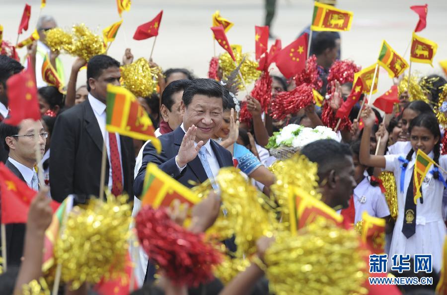  9月16日，國家主席習近平抵達科倫坡，開始對斯里蘭卡進行國事訪問。在班達拉奈克國際機場，習近平和夫人彭麗媛受到拉賈帕克薩總統(tǒng)夫婦熱情迎接。新華社記者謝環(huán)馳攝 