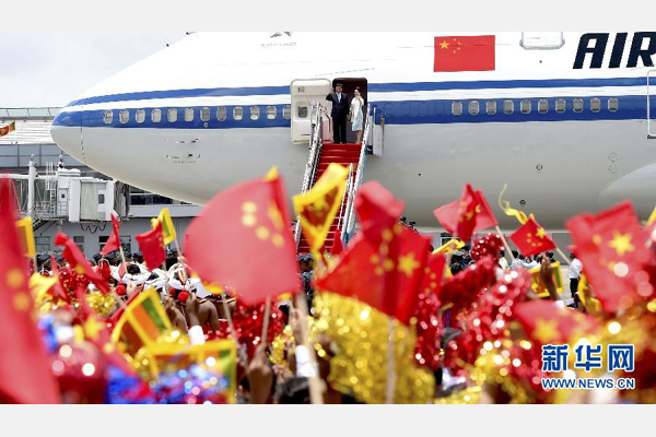 9月16日，國家主席習近平抵達科倫坡，開始對斯里蘭卡進行國事訪問。這是習近平和夫人彭麗媛向歡迎群眾揮手致意。 新華社記者馬占成攝 