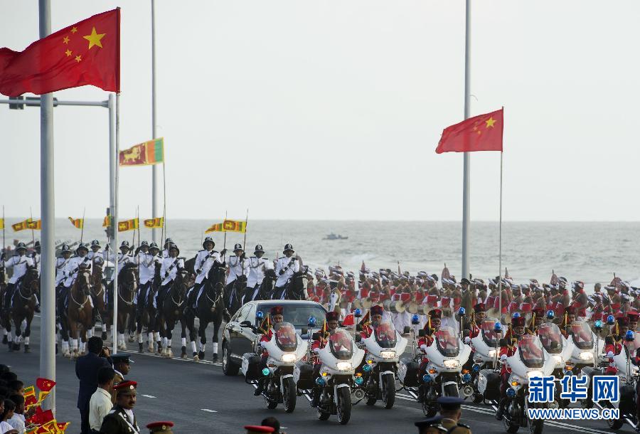 9月16日，斯里蘭卡總統(tǒng)拉賈帕克薩在科倫坡為國家主席習(xí)近平舉行盛大歡迎儀式。這是習(xí)近平和夫人彭麗媛乘坐的專車在摩托車隊和騎兵隊護衛(wèi)下駛?cè)霘g迎儀式現(xiàn)場。新華社記者謝環(huán)馳攝
