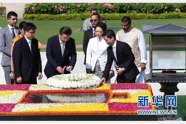 9月18日，國家主席習近平和夫人彭麗媛在新德里向甘地墓敬獻花圈。 新華社記者 龐興雷 攝