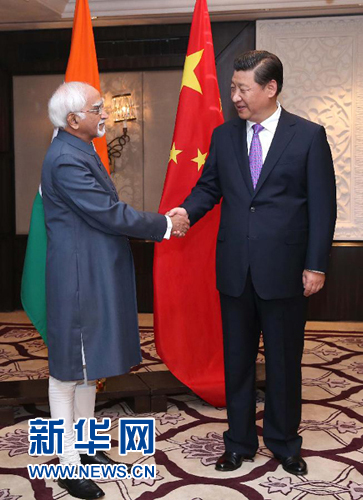 9月18日，國(guó)家主席習(xí)近平在新德里會(huì)見印度副總統(tǒng)兼聯(lián)邦院議長(zhǎng)安薩里。 新華社記者 龐興雷 攝