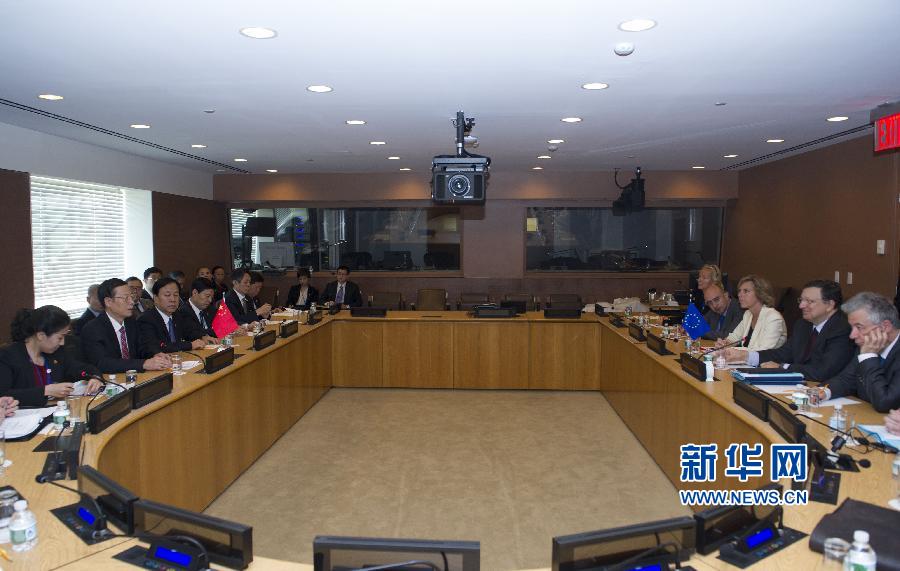  9月23日，正在紐約出席聯(lián)合國(guó)氣候峰會(huì)的國(guó)家主席習(xí)近平特使、國(guó)務(wù)院副總理張高麗在紐約聯(lián)合國(guó)總部會(huì)見(jiàn)歐盟委員會(huì)主席巴羅佐。新華社記者 王曄 攝 