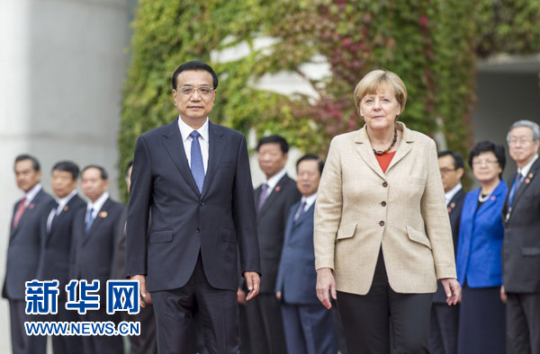 10月10日，德國總理默克爾在柏林總理府前廣場舉行隆重儀式，歡迎國務(wù)院總理李克強對德國進行正式訪問。 新華社記者 謝環(huán)馳 攝 