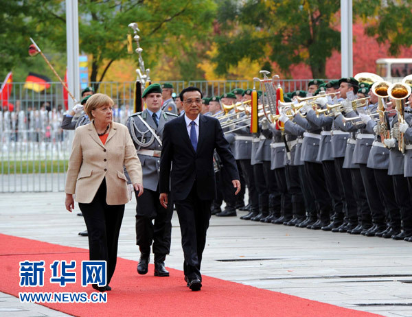 10月10日，德國總理默克爾在柏林總理府前廣場舉行隆重儀式，歡迎中國國務(wù)院總理李克強對德國進行正式訪問。 新華社記者 饒愛民 攝 
