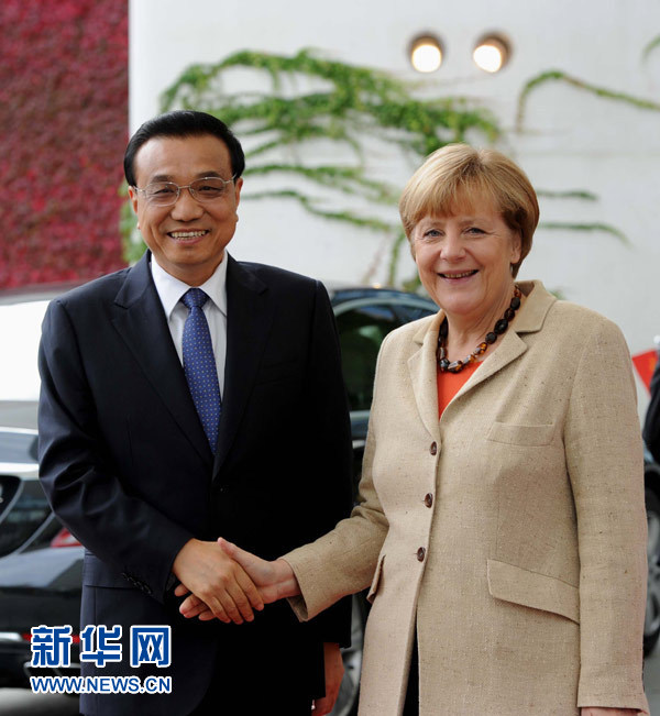 10月10日，德國總理默克爾在柏林總理府前廣場舉行隆重儀式，歡迎中國國務(wù)院總理李克強對德國進行正式訪問。 新華社記者 饒愛民 攝 