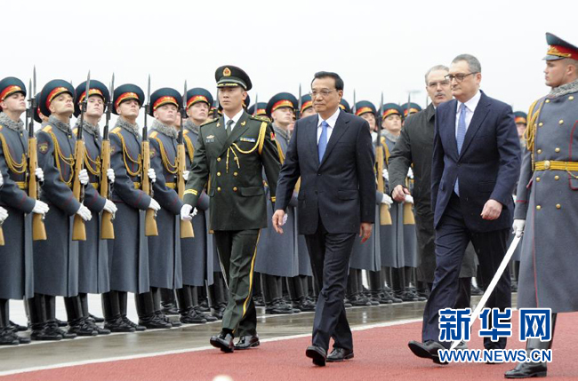 10月12日，中國國務(wù)院總理李克強(qiáng)乘專機(jī)抵達(dá)莫斯科，開始對俄羅斯進(jìn)行正式訪問并舉行中俄總理第十九次定期會(huì)晤。俄方在機(jī)場舉行隆重儀式，歡迎李克強(qiáng)總理。新華社記者 張鐸 攝