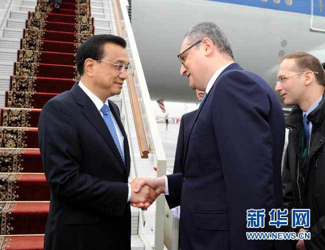 10月12日，中國國務(wù)院總理李克強(qiáng)乘專機(jī)抵達(dá)莫斯科，開始對俄羅斯進(jìn)行正式訪問并舉行中俄總理第十九次定期會(huì)晤。俄羅斯聯(lián)邦政府高級官員到機(jī)場迎接李克強(qiáng)總理。新華社記者 饒愛民 攝