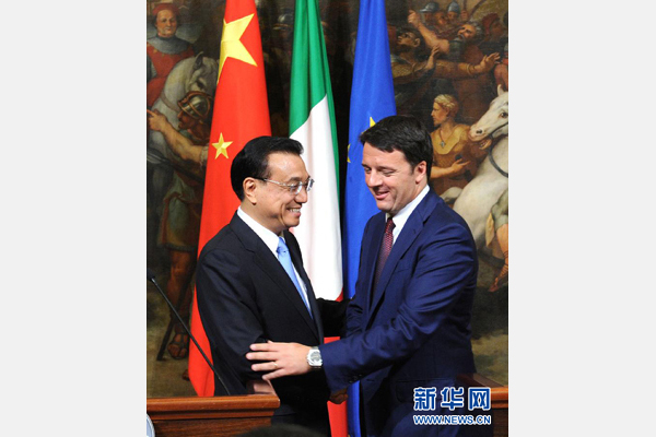 10月14日，中國國務(wù)院總理李克強與意大利總理倫齊在羅馬舉行會談后共同會見記者。 新華社記者 饒愛民 攝 