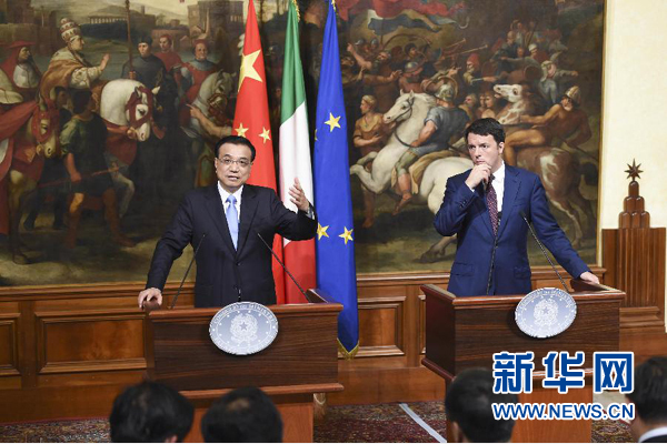 10月14日，國務(wù)院總理李克強在羅馬與意大利總理倫齊舉行會談后共同會見記者。 新華社記者 李學(xué)仁 攝