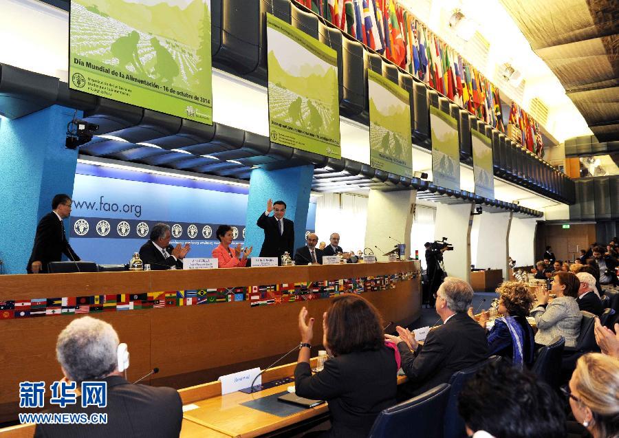 10月15日，中國國務(wù)院總理李克強(qiáng)在格拉齊亞諾總干事的陪同下在位于羅馬的聯(lián)合國糧農(nóng)組織總部發(fā)表演講。 新華社記者 饒愛民 攝 