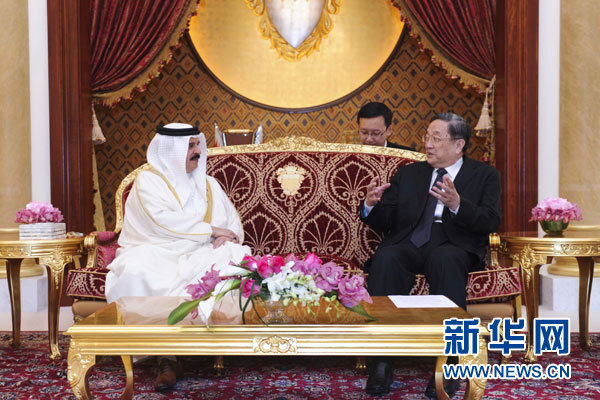 11月6日，正在巴林進(jìn)行正式友好訪問(wèn)的全國(guó)政協(xié)主席俞正聲在麥納麥會(huì)見(jiàn)巴林國(guó)王哈馬德。 新華社記者 張鐸 攝