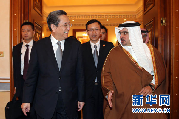 11月6日，正在巴林進(jìn)行正式友好訪問(wèn)的全國(guó)政協(xié)主席俞正聲在麥納麥會(huì)見(jiàn)巴林王儲(chǔ)薩勒曼。 新華社記者劉衛(wèi)兵攝