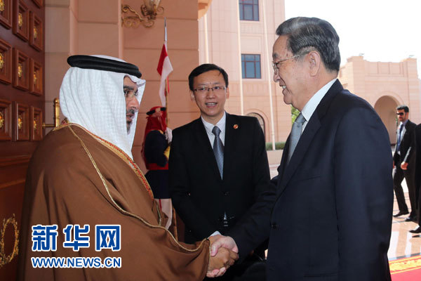 11月6日，正在巴林進(jìn)行正式友好訪問(wèn)的全國(guó)政協(xié)主席俞正聲在麥納麥會(huì)見(jiàn)巴林王儲(chǔ)薩勒曼。 新華社記者劉衛(wèi)兵攝