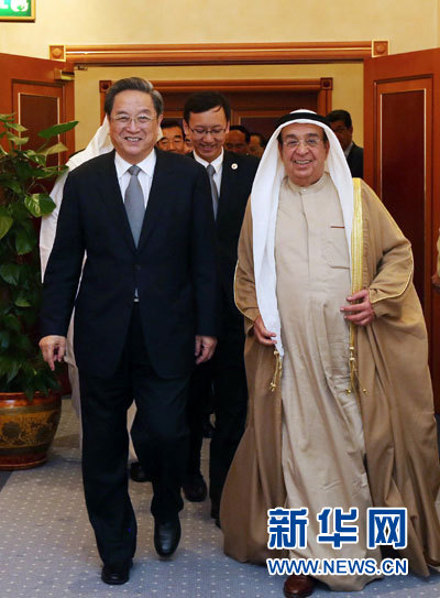 11月6日，正在巴林進(jìn)行正式友好訪問(wèn)的全國(guó)政協(xié)主席俞正聲在麥納麥會(huì)見(jiàn)巴林副首相穆罕默德。 新華社記者劉衛(wèi)兵攝