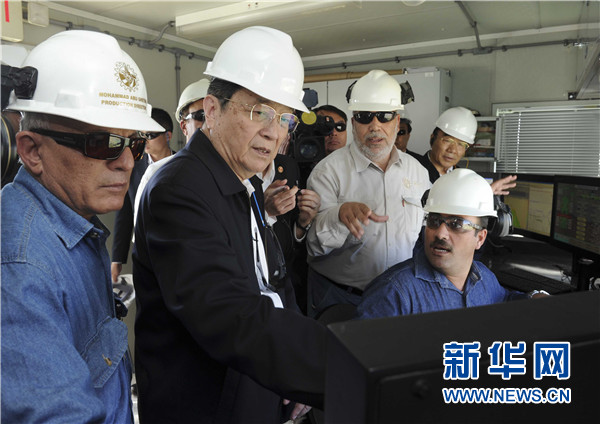 11月8日，正在約旦進(jìn)行正式友好訪問的全國政協(xié)主席俞正聲在安曼參觀阿拉伯鉀肥公司。這是俞正聲在采鹽船上仔細(xì)詢問開采情況。 新華社記者 張鐸 攝