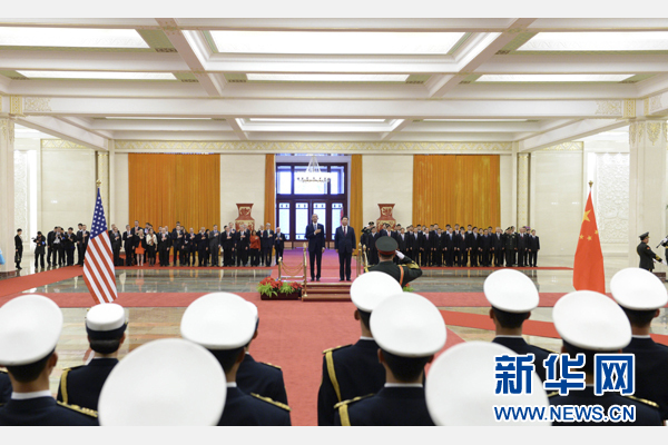 11月12日，國(guó)家主席習(xí)近平在北京人民大會(huì)堂舉行歡迎儀式，歡迎美國(guó)總統(tǒng)奧巴馬對(duì)中國(guó)進(jìn)行國(guó)事訪問(wèn)。 新華社記者 馬占成 攝