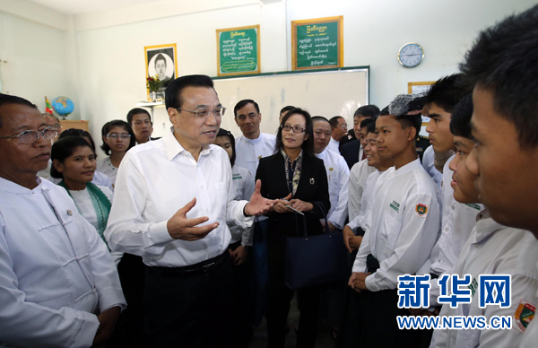 11月14日，國務院總理李克強來到內(nèi)比都第十四中學同緬甸青少年交流。 新華社記者鞠鵬 攝 
