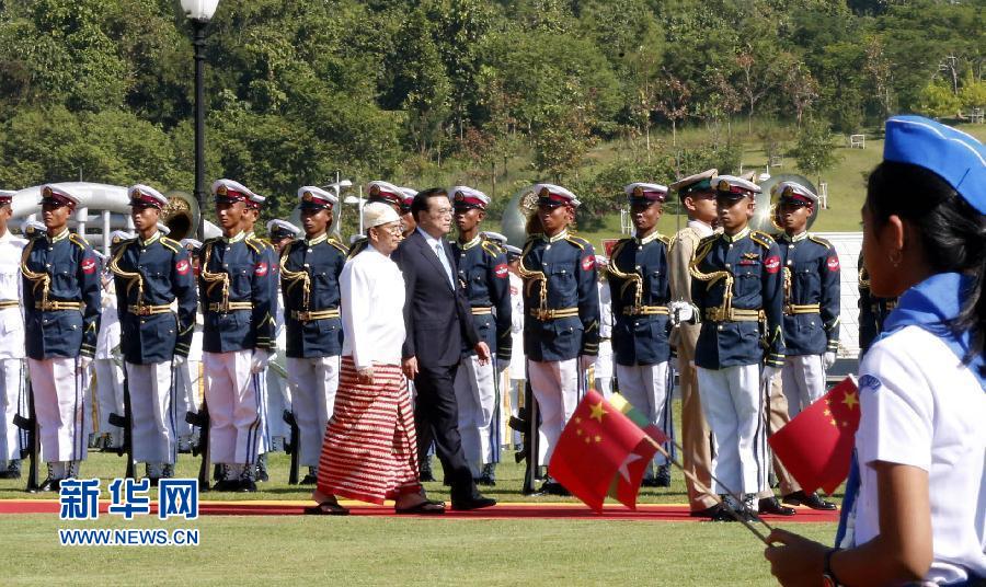 11月14日，中國(guó)國(guó)務(wù)院總理李克強(qiáng)在內(nèi)比都同緬甸總統(tǒng)吳登盛舉行會(huì)談。這是會(huì)談前，吳登盛在緬甸總統(tǒng)府前廣場(chǎng)為李克強(qiáng)舉行隆重的歡迎儀式。新華社記者 鞠鵬 攝