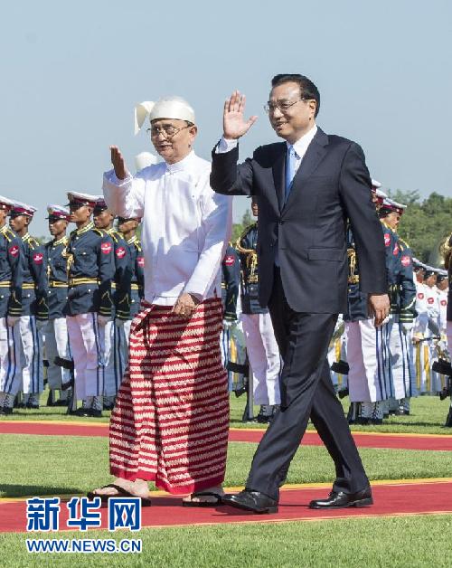 11月14日，中國(guó)國(guó)務(wù)院總理李克強(qiáng)在內(nèi)比都同緬甸總統(tǒng)吳登盛舉行會(huì)談。這是會(huì)談前，吳登盛在緬甸總統(tǒng)府前廣場(chǎng)為李克強(qiáng)舉行隆重的歡迎儀式。新華社記者 王曄 攝