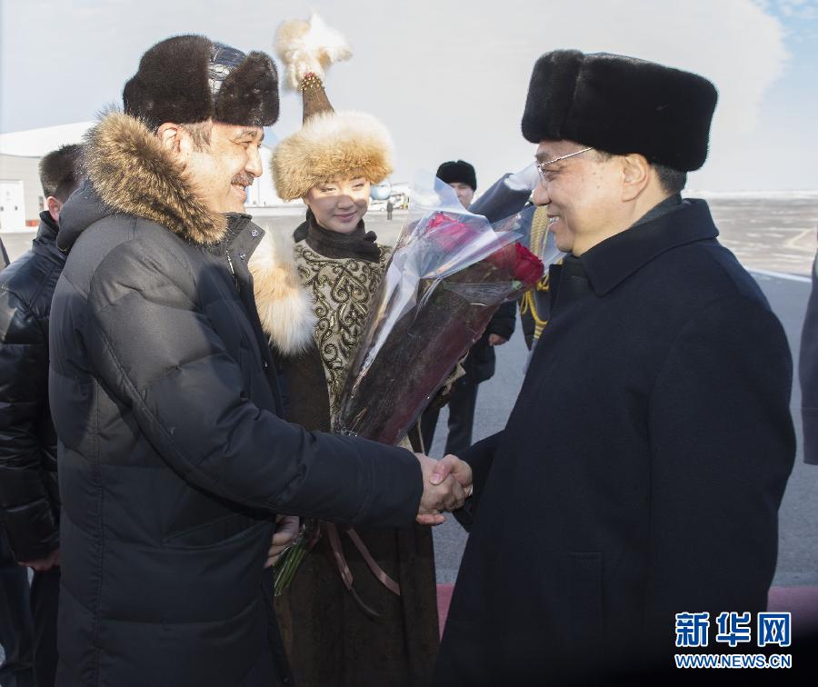 12月14日，應(yīng)哈薩克斯坦共和國總理馬西莫夫邀請，國務(wù)院總理李克強乘專機抵達阿斯塔納國際機場，開始對哈薩克斯坦進行正式訪問，舉行中哈總理第二次定期會晤，并出席上海合作組織成員國政府首腦理事會第十三次會議。這是馬西莫夫到機場迎接李克強。新華社記者 黃敬文 攝