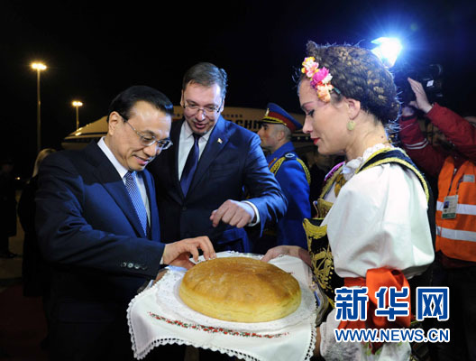 12月15日，國務(wù)院總理李克強(qiáng)抵達(dá)貝爾格萊德，出席中國－中東歐國家領(lǐng)導(dǎo)人會晤并正式訪問塞爾維亞，塞爾維亞總理武契奇到機(jī)場迎接。新華社記者 饒愛民 攝