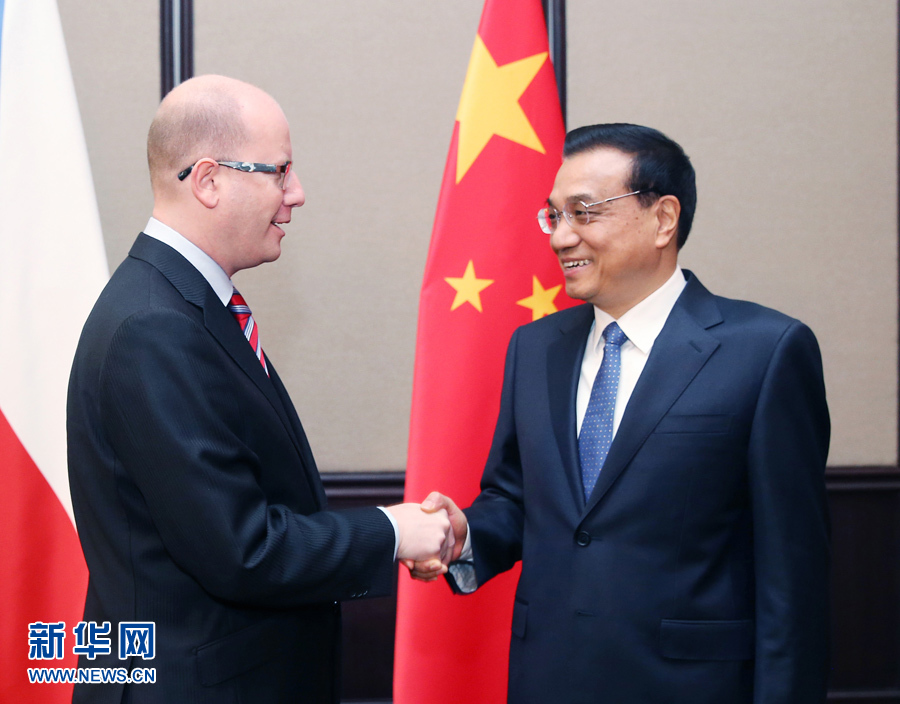 12月16日，中國國務(wù)院總理李克強(qiáng)在貝爾格萊德會(huì)見捷克總理索博特卡。 新華社記者姚大偉攝 
