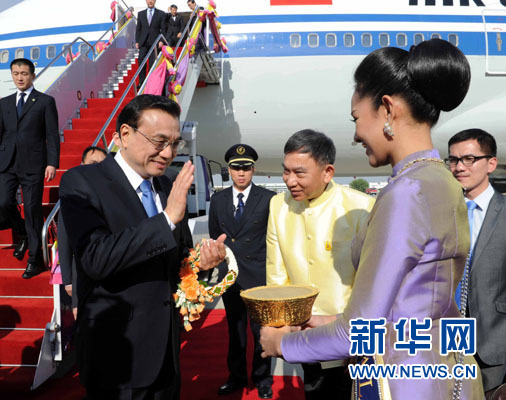12月19日，中國國務(wù)院總理李克強(qiáng)抵達(dá)曼谷，出席大湄公河次區(qū)域經(jīng)濟(jì)合作領(lǐng)導(dǎo)人第五次會議。新華社記者饒愛民攝
