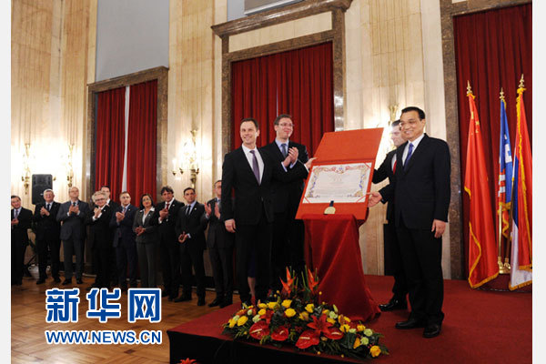 12月18日，中國(guó)國(guó)務(wù)院總理李克強(qiáng)在貝爾格萊德市政廳接受&ldquo;貝爾格萊德榮譽(yù)市民&rdquo;證書，塞爾維亞總理武契奇陪同出席。隨后，李克強(qiáng)同塞各界知名人士親切會(huì)見并互動(dòng)交流。新華社記者 饒愛民 攝