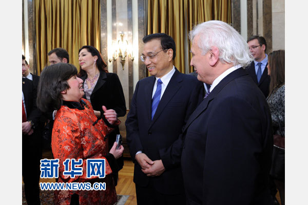 12月18日，中國(guó)國(guó)務(wù)院總理李克強(qiáng)在貝爾格萊德市政廳接受&ldquo;貝爾格萊德榮譽(yù)市民&rdquo;證書，塞爾維亞總理武契奇陪同出席。隨后，李克強(qiáng)同塞各界知名人士親切會(huì)見并互動(dòng)交流。這是李克強(qiáng)同漢學(xué)家波普&mdash;采尼奇夫婦親切交談。新華社記者 饒愛民 攝