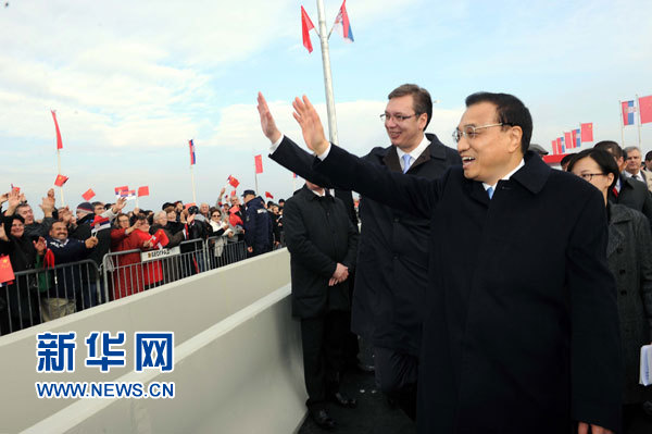 12月18日，中國國務院總理李克強在貝爾格萊德同塞爾維亞總理武契奇共同出席貝爾格萊德跨多瑙河大橋竣工儀式。這是李克強與武契奇在儀式現(xiàn)場向塞爾維亞群眾揮手致意。新華社記者 饒愛民 攝
