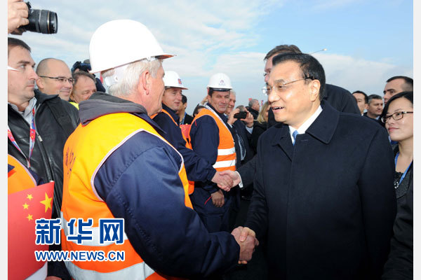 12月18日，中國國務院總理李克強在貝爾格萊德同塞爾維亞總理武契奇共同出席貝爾格萊德跨多瑙河大橋竣工儀式。這是李克強同大橋建設者親切交流。新華社記者 饒愛民 攝