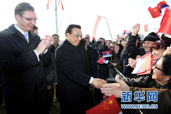 12月18日，中國國務院總理李克強在貝爾格萊德同塞爾維亞總理武契奇共同出席貝爾格萊德跨多瑙河大橋竣工儀式。這是李克強在儀式現(xiàn)場同塞爾維亞群眾親切握手。新華社記者 饒愛民 攝