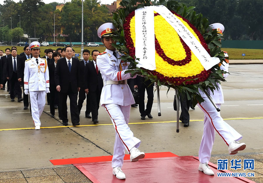 12月25日至27日，中共中央政治局常委、全國政協(xié)主席俞正聲對越南進行正式訪問。 這是12月27日，俞正聲在河內(nèi)瞻仰胡志明主席陵。新華社記者劉建生攝