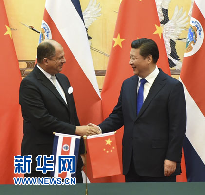 1月6日，中國(guó)國(guó)家主席習(xí)近平在北京人民大會(huì)堂同哥斯達(dá)黎加總統(tǒng)索利斯舉行會(huì)談。這是習(xí)近平與索利斯在簽字儀式后握手。 新華社記者 張鐸 攝