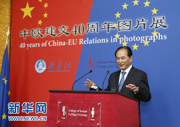 5月18日，正在比利時(shí)訪問的新華社社長蔡名照在比利時(shí)布魯日歐洲學(xué)院舉行的&ldquo;中歐建交40周年圖片展&rdquo;開幕式上致辭。在中歐建交40周年之際，由新華社、歐洲學(xué)院主辦的&ldquo;中歐建交40周年圖片展&rdquo;18日在位于比利時(shí)布魯日的歐洲學(xué)院開幕。 新華社記者葉平凡攝 