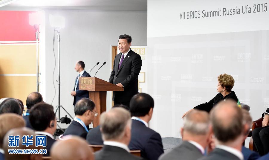 7月9日，金磚國家領(lǐng)導(dǎo)人同金磚國家工商理事會代表對話會在俄羅斯烏法舉行。中國國家主席習(xí)近平、俄羅斯總統(tǒng)普京、巴西總統(tǒng)羅塞夫、印度總理莫迪、南非總統(tǒng)祖馬等共同出席。新華社記者 張鐸 攝 